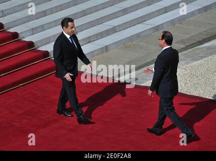 Il presidente uscente francese Nicolas Sarkozy accoglie il nuovo presidente eletto Francois Hollande presso l'Elysee Palace per l'inaugurazione di Hollande, a Parigi, in Francia, il 15 maggio 2012. Foto di Christophe Guibbaud/ABACAPRESS.COM Foto Stock