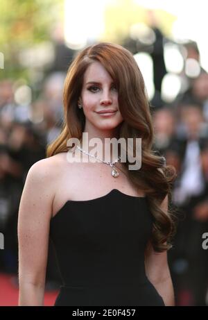 Lana del Rey arriva per la cerimonia di apertura e la proiezione del Regno di Moonrise come parte del sessantacinquesimo Festival Internazionale del Cinema di Cannes, al Palais des Festivals di Cannes, Francia meridionale, il 16 maggio 2012. Foto di Frederic Nebinger/ABACAPRESS.COM Foto Stock