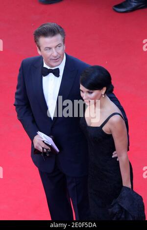 Alec Baldwin e la sua nuova fidanzata Hilaria Thomas arrivano per la cerimonia di apertura e la proiezione del Regno di Moonrise come parte del 65° Festival Internazionale del Cinema di Cannes, al Palais des Festivals di Cannes, Francia meridionale, il 16 maggio 2012. Foto di Goffredo/piscina/ABACAPRESS.COM Foto Stock