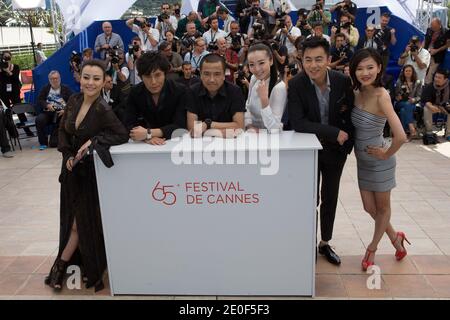 (Da L a R) Hao Lei, Qin Hao, Lou Ye, Qi Xi, Zhu Yawen e Chang Fangyuan in posa alla fotocellula 'Mystery' nell'ambito del sessantacinquesimo Festival Internazionale del Cinema di Cannes, al Palais des Festivals di Cannes, Francia meridionale, il 17 maggio 2012. Foto di Frederic Nebinger/ABACAPRESS.COM Foto Stock