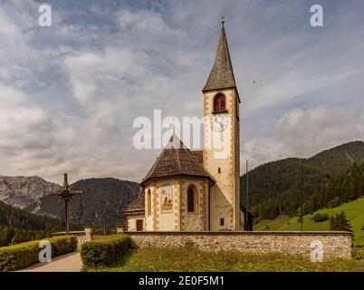 Vista dai prati della Parrocchiale di San Vito in Val Pusteria in Trentino Alto Adige Foto Stock