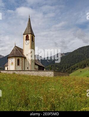 Vista dai prati della Parrocchiale di San Vito in Val Pusteria in Trentino Alto Adige Foto Stock