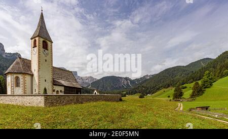 Vista dai prati della Parrocchiale di San Vito in Val Pusteria in Trentino Alto Adige Foto Stock