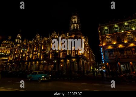 Grand Theatre e Hotel Inglaterra in vista notturna, l'Avana, Cuba Foto Stock