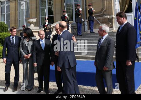 I nuovi ministri degli Affari esteri e dello sviluppo francesi Pascal Canfin, appena nominato ministro junior per la vita francese all'estero e Francofony Yamina Benguigui, appena nominato ministro junior per gli Affari europei Bernard Cazeneuve, appena nominato ministro degli Affari esteri Laurent Fabius, ministro uscente degli Affari esteri Alain Juppe, Il Ministro uscente per gli Affari europei Jean Leonetti e il Ministro minore uscente per i francesi che vivono all'estero Edouard Courtial hanno raffigurato durante la cerimonia ufficiale di consegna al di fuori del Ministero degli Affari Esteri di Quai d'Orsay, in P. Foto Stock