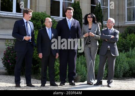 Francese, appena nominato ministro junior per gli Affari esteri e lo sviluppo Pascal Canfin, appena nominato ministro junior per gli Affari europei Bernard Cazeneuve, nuovo ministro junior per i francesi residenti all'estero Edouard Courtial, appena nominato ministro junior per la vita francese all'estero e Francofony Yamina Benguigui, Il Ministro uscente per gli Affari europei Jean Leonetti ha raffigurato durante la cerimonia ufficiale di consegna al di fuori del Ministero degli Affari Esteri del Quai d'Orsay, a Parigi, in Francia, il 17 maggio 2012. Foto di Stephane Lemouton/ABACAPRESS.COM Foto Stock