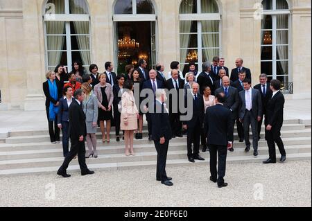 Foto di gruppo del nuovo governo francese scattata al Palazzo Elysee di Parigi, in Francia, il 17 maggio 2012. Dall'alto - JM per il Ministro Junior e M per il Ministro (prima fila, LtoR) JM per le PMI, le innovazioni e l'economia digitale, Fleur Pellerin; JM per la vita francese all'estero e Francofonia, Yamina Benguigui; JM per le persone disabili, Marie-Arlette Carlotti; JM per l'economia sociale e solidale, Benoit Hamon; JM per anziani e disabili, Michele Delaunay; JM per le città Francois Lamy; JM per gli affari europei Bernard Cazeneuve; JM per l'artigianato, il turismo e il commercio, Sylvia Pinel; JM per la famiglia Dominique Foto Stock