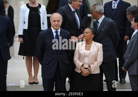 Foto di gruppo del nuovo governo francese scattata al Palazzo Elysee di Parigi, in Francia, il 17 maggio 2012. Ministro degli Affari Esteri, Laurent Fabius; Ministro della Giustizia, Christiane Taubira; Economia, Finanze e Commercio estero M, Pierre Moscovici. Foto di Mousse/ABACAPRESS.COM Foto Stock