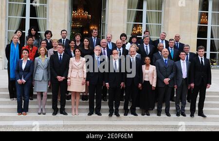 Foto di gruppo del nuovo governo francese scattata al Palazzo Elysee di Parigi, in Francia, il 17 maggio 2012. Dall'alto - JM per il Ministro Junior e M per il Ministro (prima fila, LtoR) JM per le PMI, le innovazioni e l'economia digitale, Fleur Pellerin; JM per la vita francese all'estero e Francofonia, Yamina Benguigui; JM per le persone disabili, Marie-Arlette Carlotti; JM per l'economia sociale e solidale, Benoit Hamon; JM per anziani e disabili, Michele Delaunay; JM per le città Francois Lamy; JM per gli affari europei Bernard Cazeneuve; JM per l'artigianato, il turismo e il commercio, Sylvia Pinel; JM per la famiglia Dominique Foto Stock