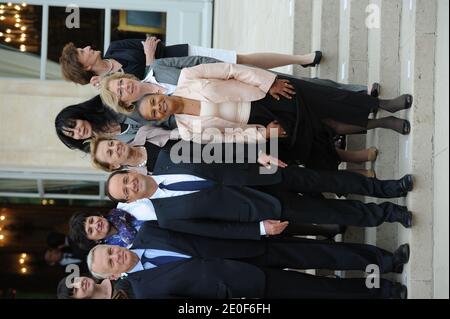 Foto di famiglia delle donne appena nominate del governo francese, scattata il 17 maggio 2012 al Palazzo Elysee di Parigi. (L-R) - prima fila - primo Ministro, Jean-Marc Ayrault; Presidente francese Francois Hollande; e Giustizia M, Christiane Taubira. Seconda fila - M per la riforma dello Stato, Marylise Lebranchu; M per l'Istruzione superiore e la Ricerca, Geneviève Fioraso. 3° fila - JM per disabili, Marie-Arlette Carlotti; M per Ecologia, Nicole Bricq (Nascosto); JM per Artigianato, Sylvia Pinel; JM per Famiglia, Dominique Bertinotti; JM per la vita francese all'estero, Yamina Beguigui e JM per anziani e disabili, Foto Stock