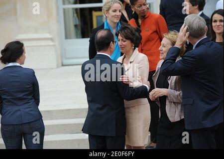 Foto di famiglia delle donne appena nominate del governo francese, scattata il 17 maggio 2012 al Palazzo Elysee di Parigi. (L-R) Affari sociali e Salute M, Marisol Touraine; Presidente francese Francois Hollande. Foto di Mousse/ABACAPRESS.COM Foto Stock