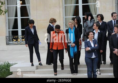 Foto di famiglia delle donne appena nominate del governo francese, scattata il 17 maggio 2012 al Palazzo Elysee di Parigi. (L-R) - prima fila - JM per il Ministro Junior e M per il Ministro. - M per l'uguaglianza dei territori e l'edilizia abitativa, Cecile Duflot; M per i diritti della donna e portavoce del governo, Najat Vallaud-Belkacem; Affari sociali e Salute M, Marisol Touraine; primo ministro, Jean-Marc Ayrault; presidente francese Francois Hollande; e Giustizia M, Christiane Taubira. Seconda fila - JM for Justice, Delphine Batho; M of Justice Christiane Taubira; Sports M, Valerie Fourneyron; M for Culture, Aurele Fi Foto Stock