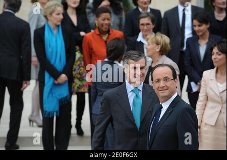 Il presidente francese Francois Hollande è stato ritratto durante la fotografia di gruppo del nuovo governo francese scattata al Palazzo Elysee a Parigi, in Francia, il 17 maggio 2012. Foto di Mousse/ABACAPRESS.COM Foto Stock