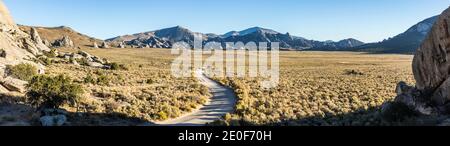 South Twin Sister Road, che si snoda attraverso il sagebrush verso la City of Rocks National Reserve, Idaho, USA. Foto Stock