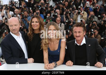 Sean Penn, Petra Nemcova, Roberta Armani, Paul Haggis in posa alla fotocellula 'Haiti Carnaval a Cannes' tenutasi al Palais des Festivals nell'ambito del sessantacinquesimo Festival Internazionale del Cinema di Cannes, in Francia, il 19 maggio 2012. Foto di Frederic Nebinger/ABACAPRESS.COM Foto Stock