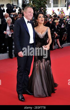L'attrice messicana Salma Hayek pone con suo marito l'imprenditore francese Francois-Henri Pinault durante la prima di 'Madagascar 3' al sessantacinquesimo festival cinematografico di Cannes, a Cannes, nel sud della Francia, il 18 maggio 2012. Foto di Aurore Marechal/ABACAPRESS.COM Foto Stock