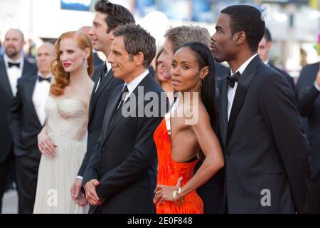 Jessica Chastain, David Schwimmer, ben Stiller, Martin Short, Jada Pinkett Smith e Chris Rock arrivano alla proiezione Madagascar 3, come parte del 65° Festival Internazionale del Cinema di Cannes, al Palais des Festivals di Cannes, Francia meridionale, il 18 maggio 2012. Foto di Frederic Nebinger/ABACAPRESS.COM Foto Stock