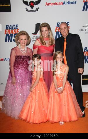 Barbara Davis, Ken Rickel, Nancy Davis, Isabella Rickel e Mariella Rickel partecipano alla diciannovesima edizione della "Race to Erase MS" tenutasi a Century City, CA, USA, il 18 maggio 2012. Foto di Krista Kennel/ABACAPRESS.COM Foto Stock