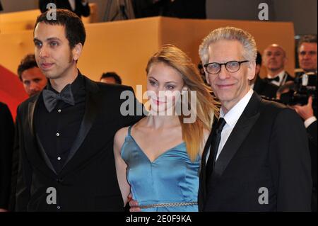 Il regista Brandon Cronenberg e David Cronenberg (padre e figlio) insieme a Sarah Gadon (centro) che si esibisce durante la prima di "gli zaffiri" al sessantacinquesimo festival cinematografico di Cannes, a Cannes, nella Francia meridionale, il 19 maggio 2012. Foto di Aurore Marechal/ABACAPRESS.COM Foto Stock