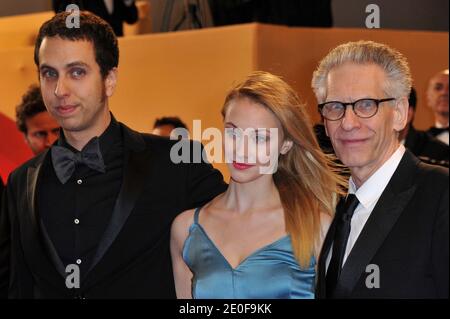 Il regista Brandon Cronenberg e David Cronenberg (padre e figlio) insieme a Sarah Gadon (centro) che si esibisce durante la prima di "gli zaffiri" al sessantacinquesimo festival cinematografico di Cannes, a Cannes, nella Francia meridionale, il 19 maggio 2012. Foto di Aurore Marechal/ABACAPRESS.COM Foto Stock