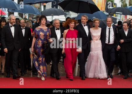 Gli attori Anny Duperey, Pierre Ardisti, Sabine Azema, Lambert Wilson, Anne Consigny e Hippolyte Girardot arrivano alla proiezione 'Vous N'avez Encore Rien Vu' tenutasi al Palais des Festivals nell'ambito del sessantacinquesimo Festival Internazionale del Cinema di Cannes, in Francia, il 21 maggio 2012. Foto di Frederic Nebinger/ABACAPRESS.COM Foto Stock