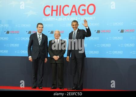 Il Presidente DEGLI STATI UNITI Barack Obama e il Segretario della NATO Genreral Anders Fogh Rasmussen accolgono il rappresentante del governo greco in una cerimonia di arrivo durante il vertice della NATO 2012 presso il McCormick Place a Chicago, Illinois, USA, il 20 maggio 2012. Foto di Ludovic/piscina/ABACAPRESS.COM Foto Stock