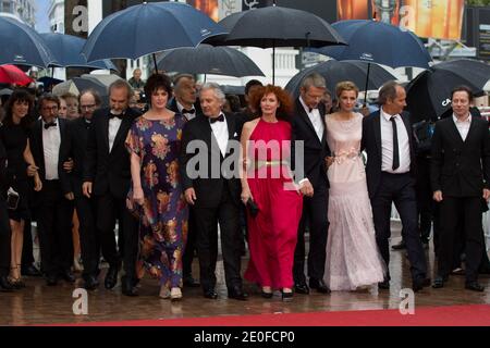 Gli attori Anny Duperey, Pierre Ardisti, Sabine Azema, Lambert Wilson, Anne Consigny e Hippolyte Girardot arrivano alla proiezione Vous N'avez Encore Rien Vu tenutasi al Palais des Festivals nell'ambito del sessantacinquesimo Festival Internazionale del Cinema di Cannes, in Francia, il 21 maggio 2012. Foto di Frederic Nebinger/ABACAPRESS.COM Foto Stock