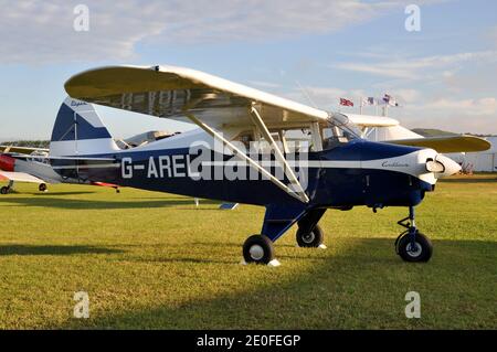 Piper PA-22 Tri-Pacer 1960 velivolo leggero vintage in esposizione nel Freddie March Spirit of Aviation Goodwood Revival 2013. G-AREL Foto Stock