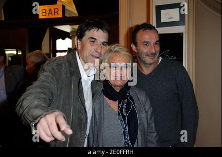 (L-R) Tex, Veronique de Villele e Pascal Sellem alla conferenza stampa "Mondial la Marseillaise a Petanque" tenutasi a Parigi il 23 maggio 2012. Foto di Alban Wyters/ABACAPRESS.COM Foto Stock