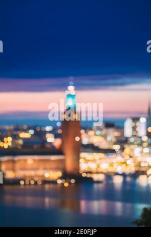 Stoccolma, Svezia. Night Skyline Abstract Boke Bokeh sfondo. Progettare lo sfondo. Torre del Municipio di Stoccolma Foto Stock