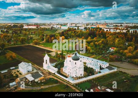 Mahiliou, Bielorussia. Il paesaggio urbano di Mogilev con il famoso monumento a San Nicola Monastero. Vista aerea dello skyline in autunno. Vista dall'alto Foto Stock