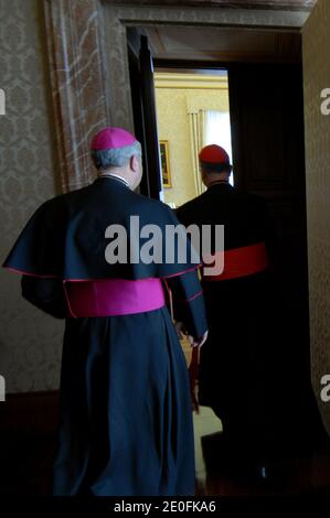 Il Cardinale Tarcisio Bertone (a destra) e l'Arcivescovo francese Dominique Mamberti, Segretario per le relazioni con gli stati del Vaticano (Ministro degli Esteri) nel Palazzo Apostolico, Città del Vaticano, il 17,2007 marzo. Cardinale Tarcisio Bertone , Segretario di Stato Vaticano in data 17,2007 marzo. Un'atmosfera di scandalo avvolge il Palazzo Apostolico in Vaticano il 2012 maggio. Il maggiordomo del papa è stato arrestato nel suo imbarazzante scandalo delle fughe, aggiungendo un tocco hollywoodiano a una dolorosa storia di lotte di potere, intrighi e corruzione nei più alti livelli di governo della Chiesa cattolica. Documenti del Vaticano Foto Stock