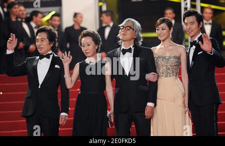 IM Sang-soo, Kim Kang-woo, Youn Yuh-jung, Baek Yoon-sik e Kim Hyo-jin partecipano alla proiezione di Do-Nui Mat al 65° Festival di Cannes il 26 maggio 2012. Foto di Lionel Hahn/AbacaPress.com Foto Stock