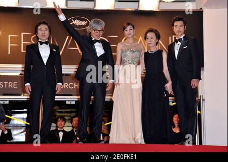 Kim Kang-woo, Kim Hyo-jin, IM Sang-soo, Youn Yuh-jung e Baek Yoon-sik partono dalla prima "Do-nui Mat" ("il gusto del denaro") al sessantacinquesimo festival cinematografico di Cannes, nella Francia meridionale, il 26 maggio 2012. Foto di Aurore Marechal/ABACAPRESS.COM Foto Stock