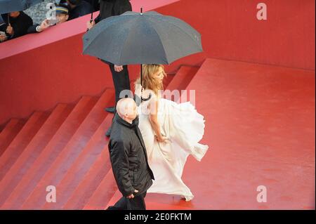 Virginie Efira partecipa alla proiezione del film "Therese Desqueyroux" che chiude il sessantacinquesimo Festival Internazionale del Cinema di Cannes al Palais des Festivals di Cannes, Francia meridionale, il 27 maggio 2012. Foto di Nicolas Briquet/ABACAPRESS.COM Foto Stock