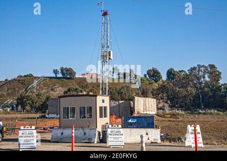 Impianto di produzione di gas naturale operante su riserva ecologica. Ballona Wetlands, Playa del Rey, Los Angeles, California, Stati Uniti Foto Stock