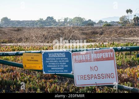Impianto di produzione di gas naturale operante su riserva ecologica. Ballona Wetlands, Playa del Rey, Los Angeles, California, Stati Uniti Foto Stock