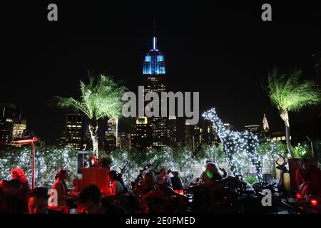 Vista del bar all'aperto sul tetto "230 Fifth". La sua terrazza panoramica vi offre una magnifica vista di Manhattan ma anche sull'Empire state Building a New York City, NY, USA il 25 maggio 2012. Foto di Marie Psaita/ABACAPRESS.COM Foto Stock