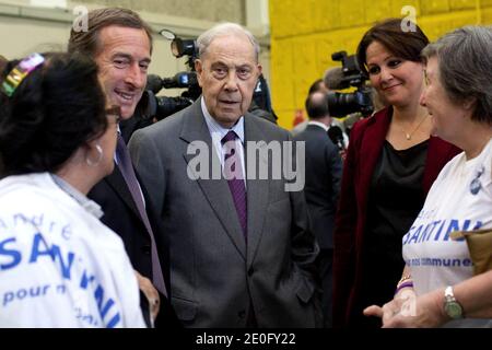 Charles Pasqua parla con i militanti dell'UMP durante una riunione di campagna per le elezioni parlamentari del 2012 giugno, a Boulogne-Billancourt, a ovest di Parigi, Francia, il 4 giugno 2012. Foto di Stephane Lemouton/ABACAPRESS.COM. Foto Stock