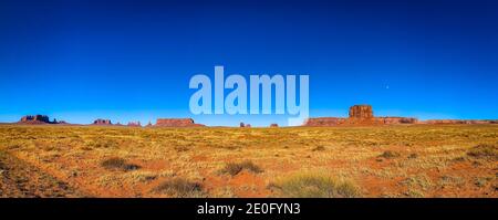 Vista in tarda notte della Monument Valley Navajo Tribal Park, Navajo Nation Foto Stock