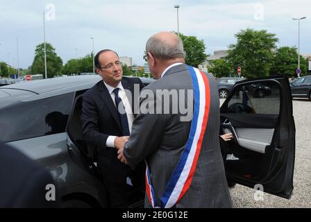 Il presidente francese Francois Hollande, accolto dal sindaco di Caen Philippe Duron, arriva a visitare il memoriale di Caen, nella Francia nordoccidentale, il 6 giugno 2012, durante una cerimonia per celebrare il 68° anniversario dell'invasione francese del D-Day, iniziata nel 1944. Foto di Mousse/ABACAPRESS.COM Foto Stock