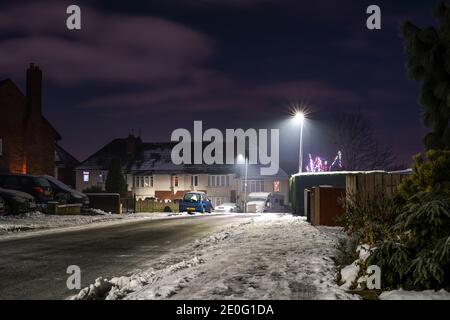 Kidderminster, Regno Unito. 31 dicembre 2020. Con la maggior parte dell'Inghilterra al livello 4 dopo la revisione di titering di Boris Johnson il 30 dicembre, sembra che la gente stia aderendo al messaggio 'di festa a casa ' questa vigilia di Capodanno. E, anche se la contea del Worcestershire è solo sotto le restrizioni di livello 3, ci è una mancanza distinta di celebrazioni in questa strada residenziale deserta come i residenti tranquillamente dicono Arrivederci a 2020 dalla comodità delle poltrone di fuoco. Credit: Lee Hudson/Alamy Live News Foto Stock