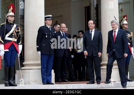 Il presidente francese Francois Hollande accompagna il primo ministro canadese Stephen Harper dopo un incontro al palazzo presidenziale Elysee a Parigi, in Francia, il 7 giugno 2012. Foto di Stephane Lemouton/ABACAPRESS.COM. Foto Stock