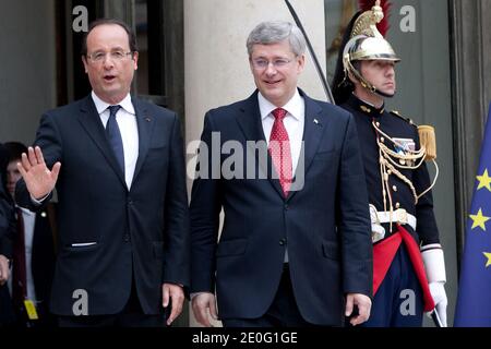 Il presidente francese Francois Hollande accompagna il primo ministro canadese Stephen Harper dopo un incontro al palazzo presidenziale Elysee a Parigi, in Francia, il 7 giugno 2012. Foto di Stephane Lemouton/ABACAPRESS.COM. Foto Stock