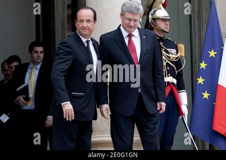 Il presidente francese Francois Hollande accompagna il primo ministro canadese Stephen Harper dopo un incontro al palazzo presidenziale Elysee a Parigi, in Francia, il 7 giugno 2012. Foto di Stephane Lemouton/ABACAPRESS.COM. Foto Stock