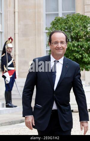 Il presidente francese Francois Hollande accompagna il primo ministro canadese Stephen Harper dopo un incontro al palazzo presidenziale Elysee a Parigi, in Francia, il 7 giugno 2012. Foto di Stephane Lemouton/ABACAPRESS.COM. Foto Stock