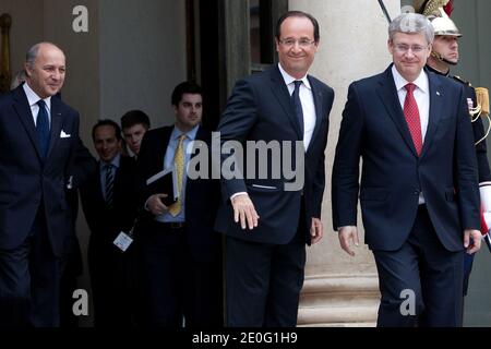 Il presidente francese Francois Hollande accompagna il primo ministro canadese Stephen Harper dopo un incontro al palazzo presidenziale Elysee a Parigi, in Francia, il 7 giugno 2012. Foto di Stephane Lemouton/ABACAPRESS.COM. Foto Stock