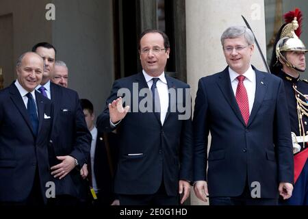 Il presidente francese Francois Hollande accompagna il primo ministro canadese Stephen Harper dopo un incontro al palazzo presidenziale Elysee a Parigi, in Francia, il 7 giugno 2012. Foto di Stephane Lemouton/ABACAPRESS.COM. Foto Stock