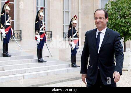 Il presidente francese Francois Hollande accompagna il primo ministro canadese Stephen Harper dopo un incontro al palazzo presidenziale Elysee a Parigi, in Francia, il 7 giugno 2012. Foto di Stephane Lemouton/ABACAPRESS.COM. Foto Stock