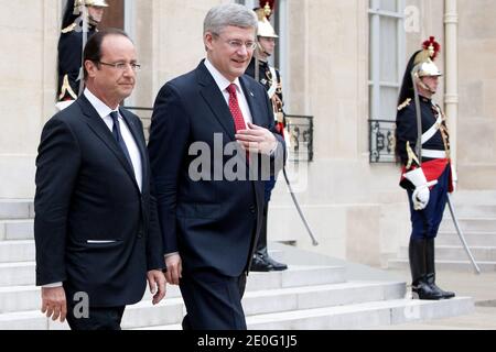Il presidente francese Francois Hollande accompagna il primo ministro canadese Stephen Harper dopo un incontro al palazzo presidenziale Elysee a Parigi, in Francia, il 7 giugno 2012. Foto di Stephane Lemouton/ABACAPRESS.COM. Foto Stock